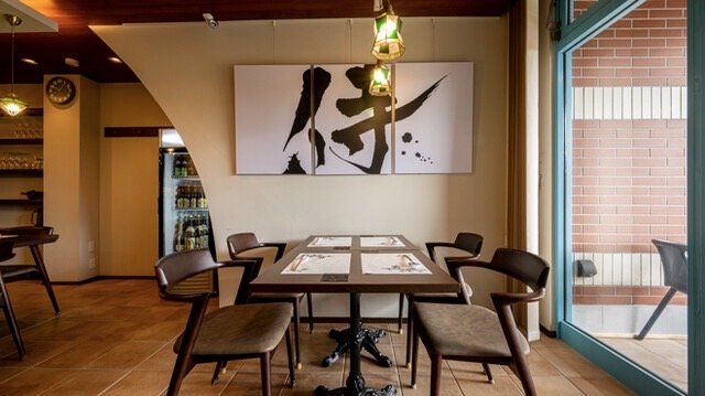 店内 墨書「侍」とテーブル席