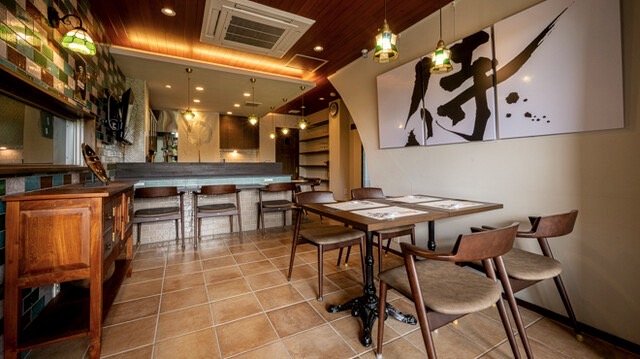 店内 カウンターとテーブル席